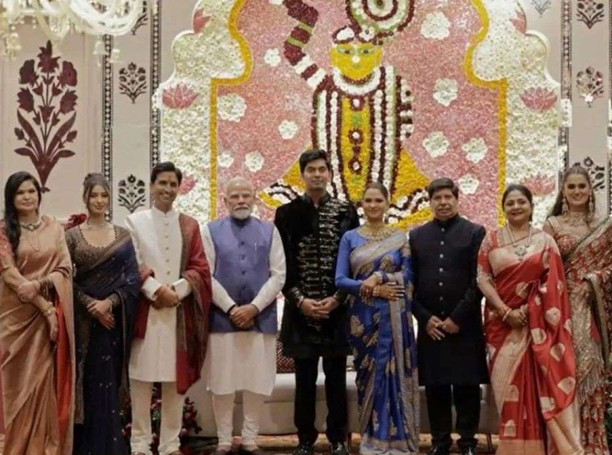 Daughter of Kumar Vishvas shines in handcrafted 'Absoluto' saree at her star-studded wedding reception